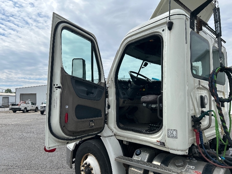2019 Freightliner Cascadia in Piqua, OH — photo 8