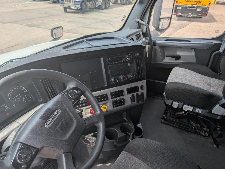 2021 Freightliner Cascadia in Beaumont, TX — photo 10