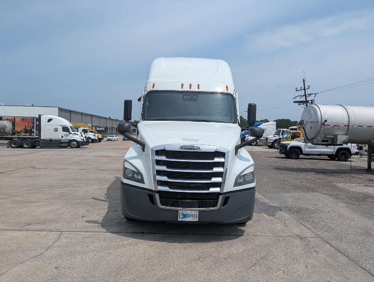 2021 Freightliner Cascadia in Beaumont, TX — photo 2