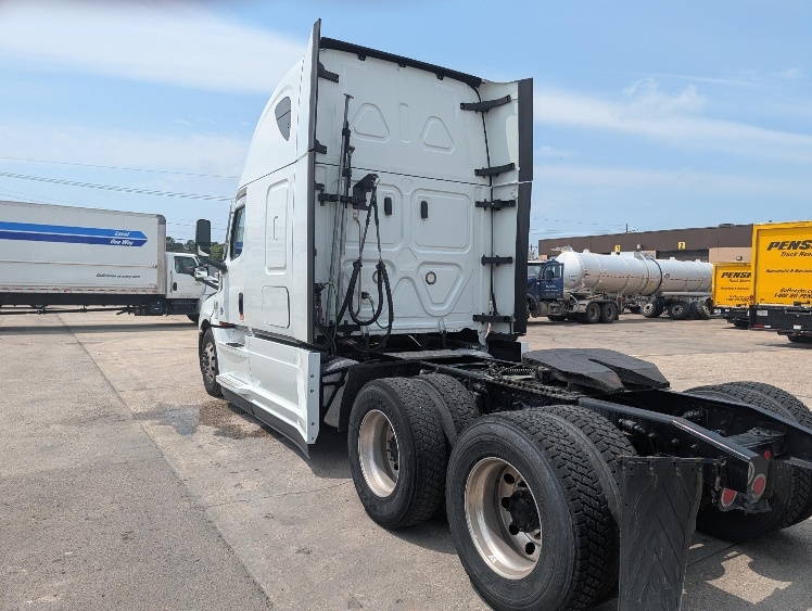 2021 Freightliner Cascadia in Beaumont, TX — photo 5