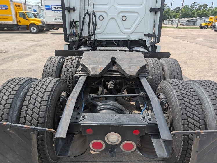 2021 Freightliner Cascadia in Beaumont, TX — photo 6