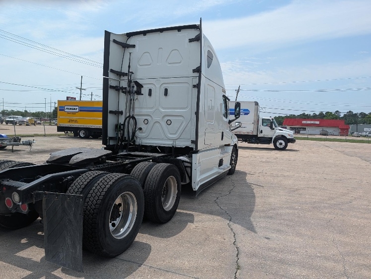 2021 Freightliner Cascadia in Beaumont, TX — photo 7