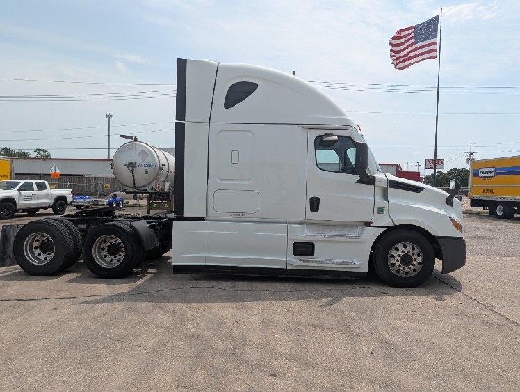 2021 Freightliner Cascadia in Beaumont, TX — photo 8