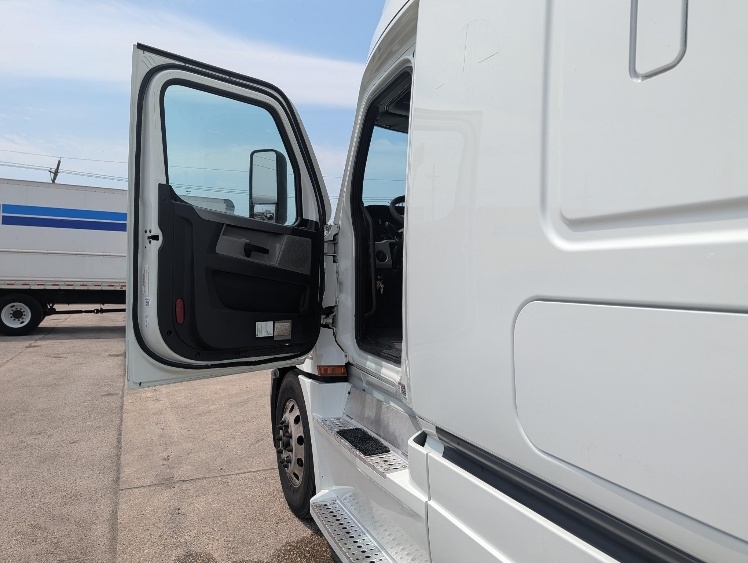 2021 Freightliner Cascadia in Beaumont, TX — photo 9