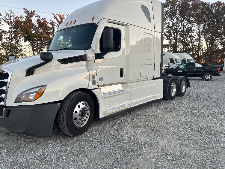 2021 Freightliner Cascadia in Greensboro, NC — photo 3