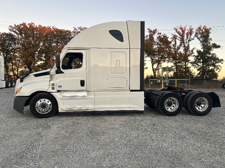 2021 Freightliner Cascadia in Greensboro, NC — photo 4