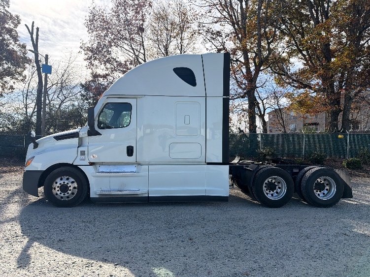 2021 Freightliner Cascadia in Greensboro, NC — photo 4