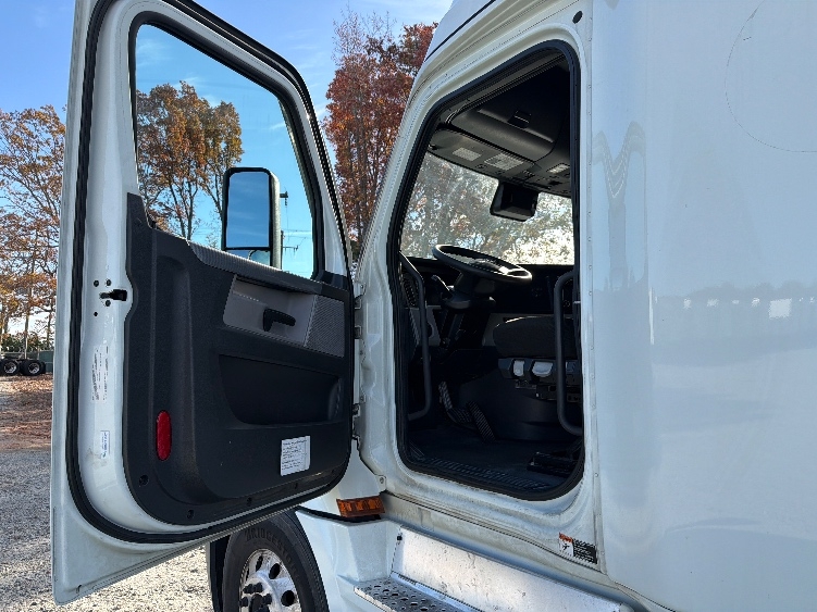 2021 Freightliner Cascadia in Greensboro, NC — photo 9