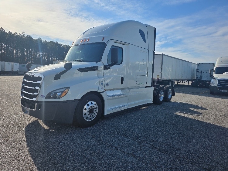2021 Freightliner Cascadia in Prince George, VA — photo 3