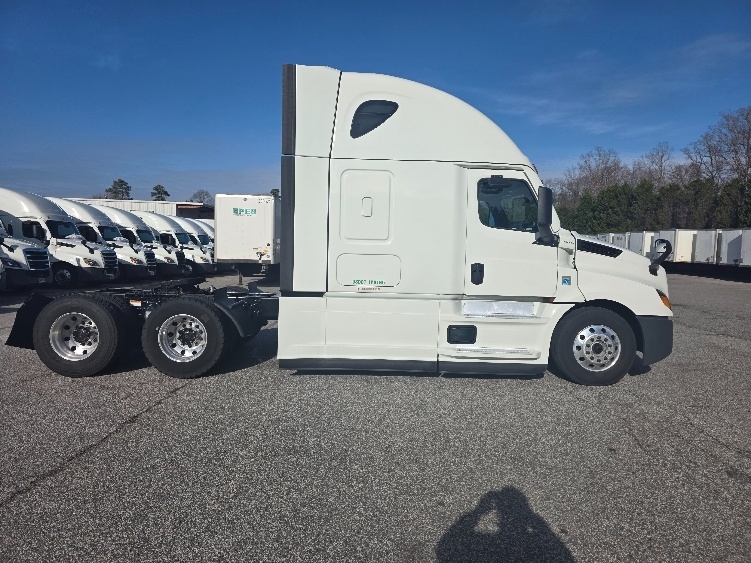 2021 Freightliner Cascadia in Prince George, VA — photo 8
