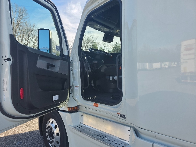 2021 Freightliner Cascadia in Prince George, VA — photo 9