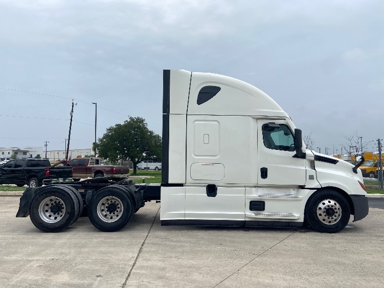 2022 Freightliner Cascadia in San Antonio, TX — photo 8