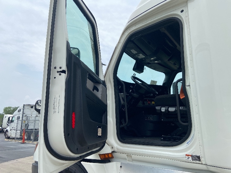 2022 Freightliner Cascadia in San Antonio, TX — photo 9