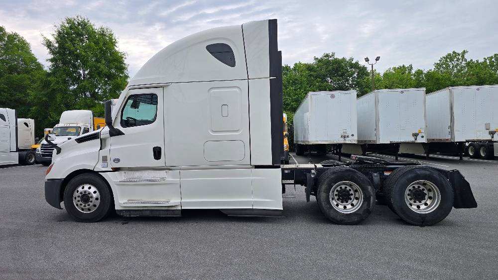2022 Freightliner Cascadia in Greensboro, NC — photo 4