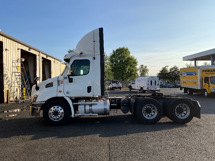 2018 Freightliner Cascadia in Sterling, VA — photo 4