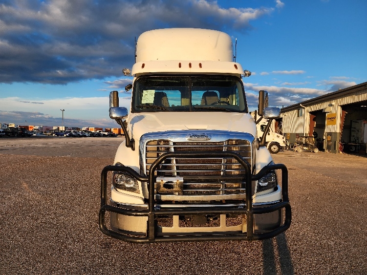 2018 Freightliner Cascadia in Sturtevant, WI — photo 2