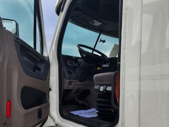 2018 Freightliner Cascadia in Sturtevant, WI — photo 9