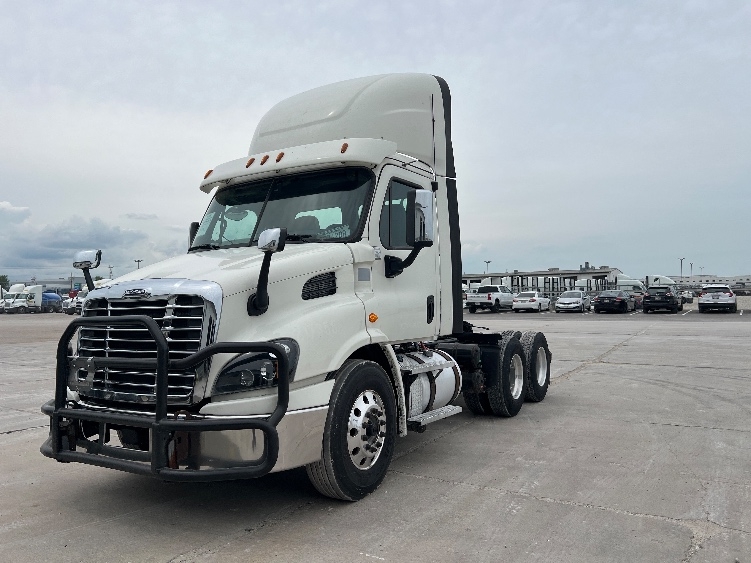 2018 Freightliner Cascadia in Sturtevant, WI — photo 3