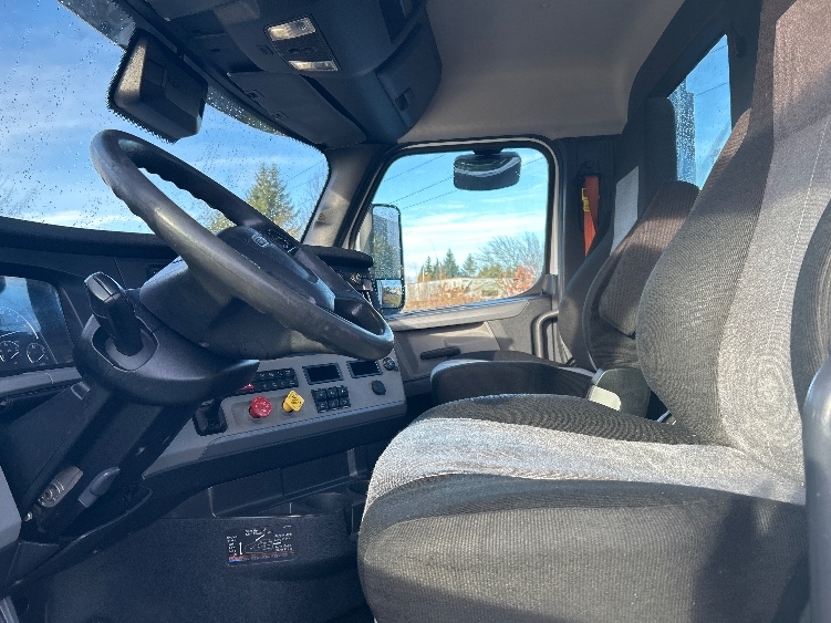 2021 Freightliner Cascadia in Clackamas, OR — photo 10