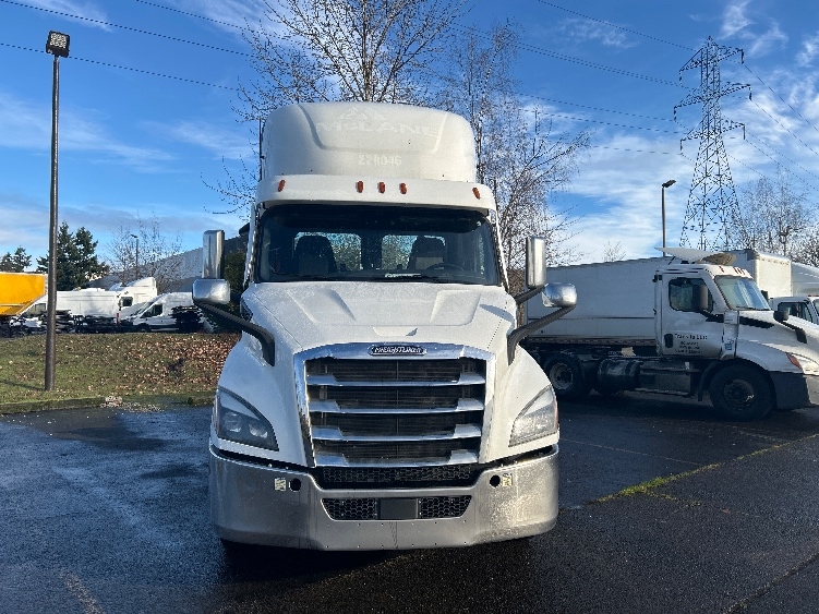 2021 Freightliner Cascadia in Clackamas, OR — photo 2