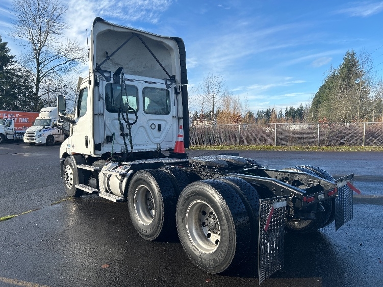 2021 Freightliner Cascadia in Clackamas, OR — photo 5