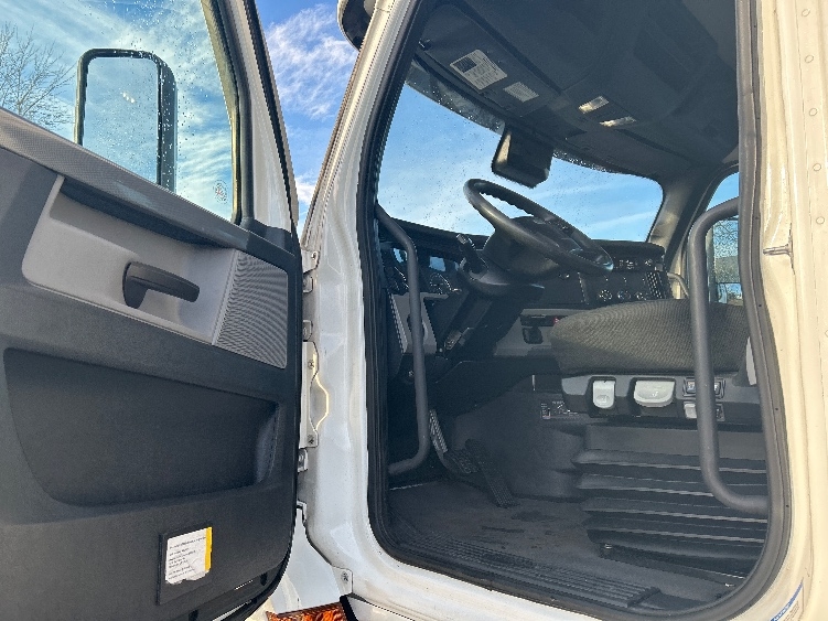 2021 Freightliner Cascadia in Clackamas, OR — photo 9