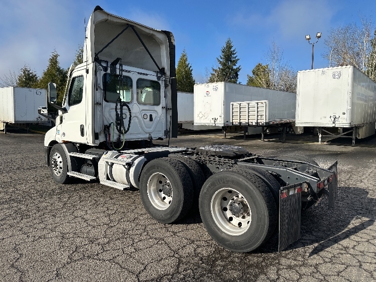2021 Freightliner Cascadia in Wilsonville, OR — photo 5