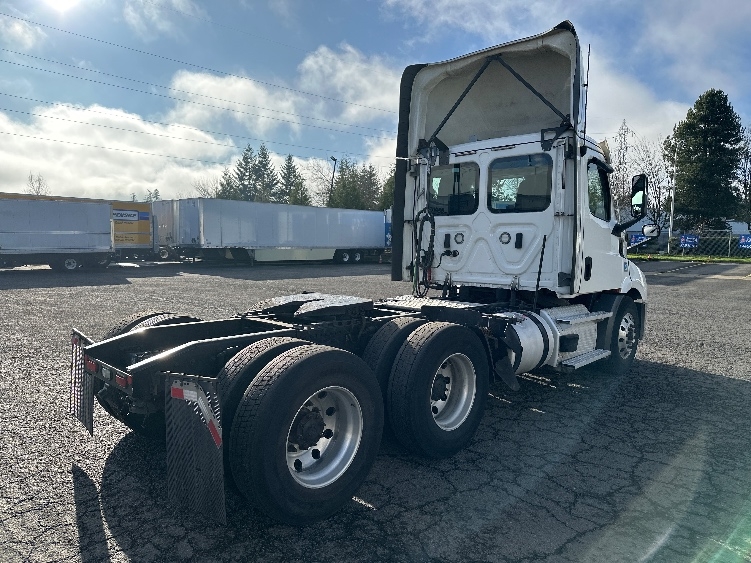 2021 Freightliner Cascadia in Wilsonville, OR — photo 7
