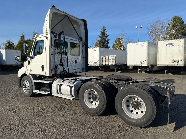 2021 Freightliner Cascadia in Wilsonville, OR — photo 5