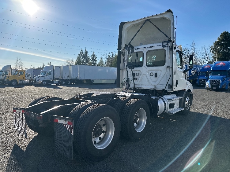 2021 Freightliner Cascadia in Wilsonville, OR — photo 7