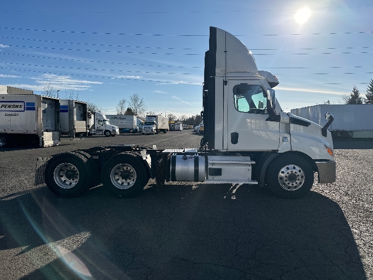 2021 Freightliner Cascadia in Wilsonville, OR — photo 8
