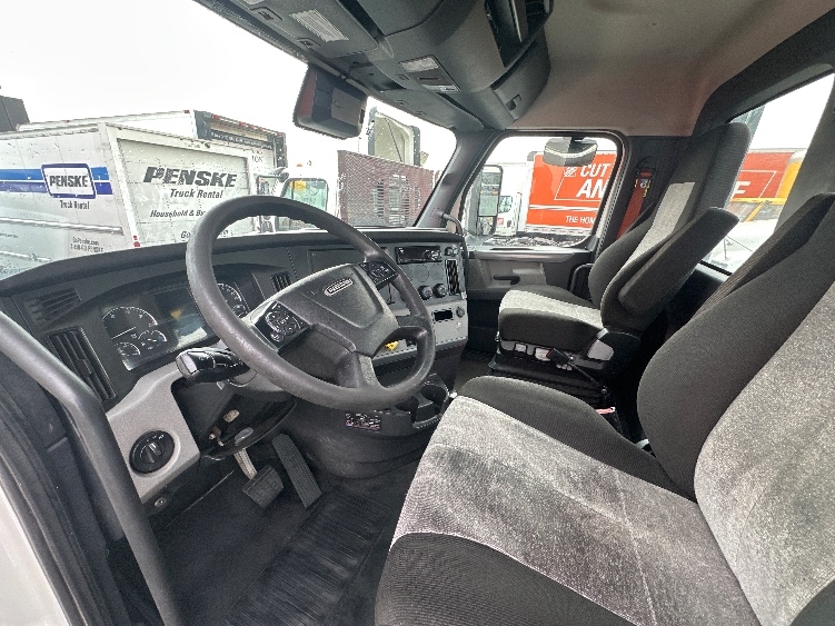 2021 Freightliner Cascadia in Wilsonville, OR — photo 10