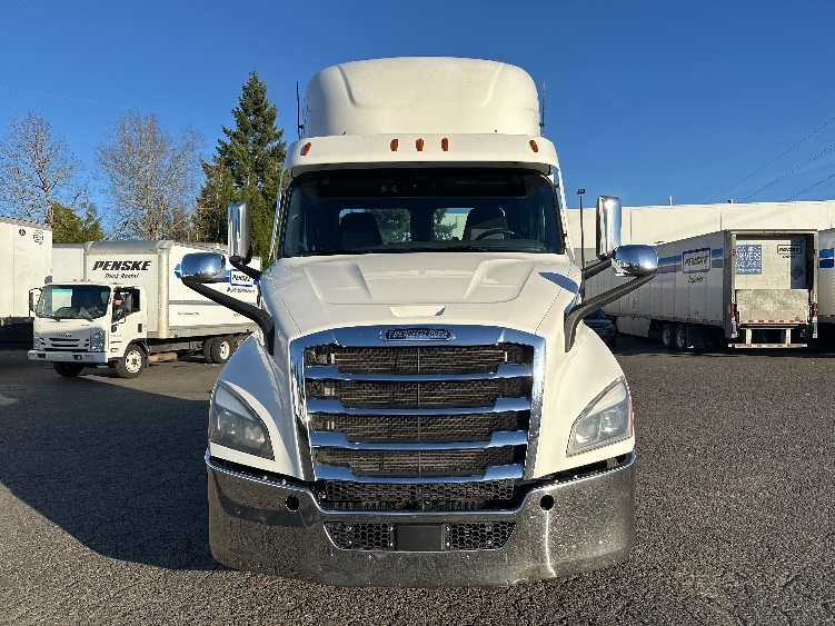 2021 Freightliner Cascadia in Wilsonville, OR — photo 2