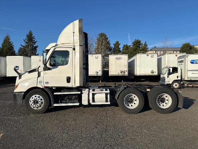2021 Freightliner Cascadia in Wilsonville, OR — photo 4