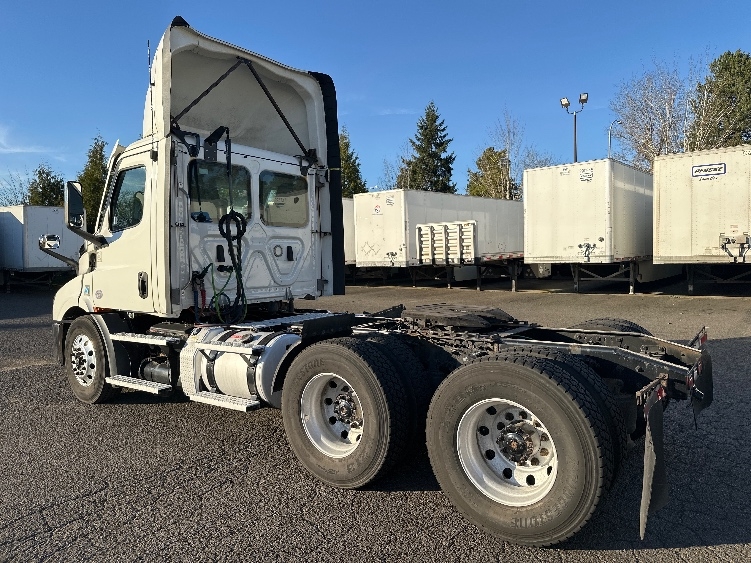 2021 Freightliner Cascadia in Wilsonville, OR — photo 5