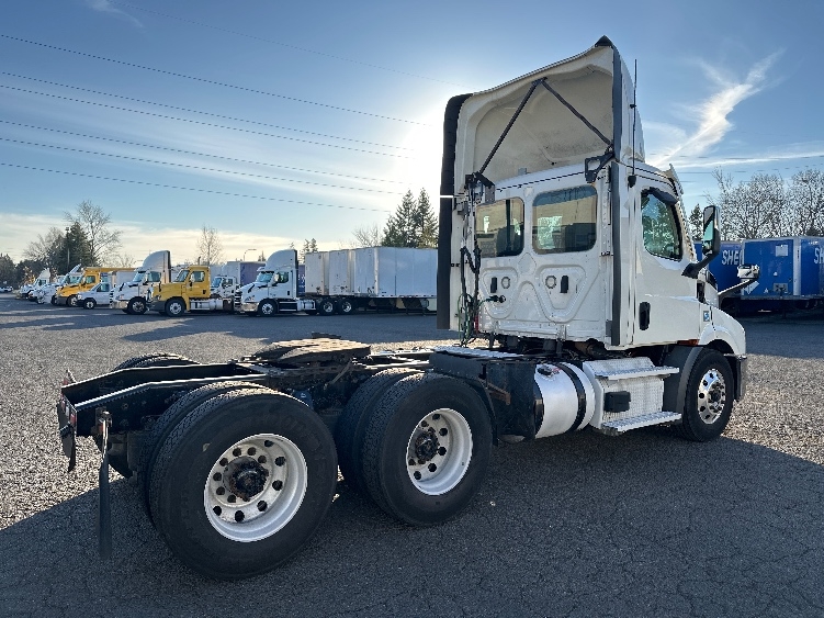 2021 Freightliner Cascadia in Wilsonville, OR — photo 7