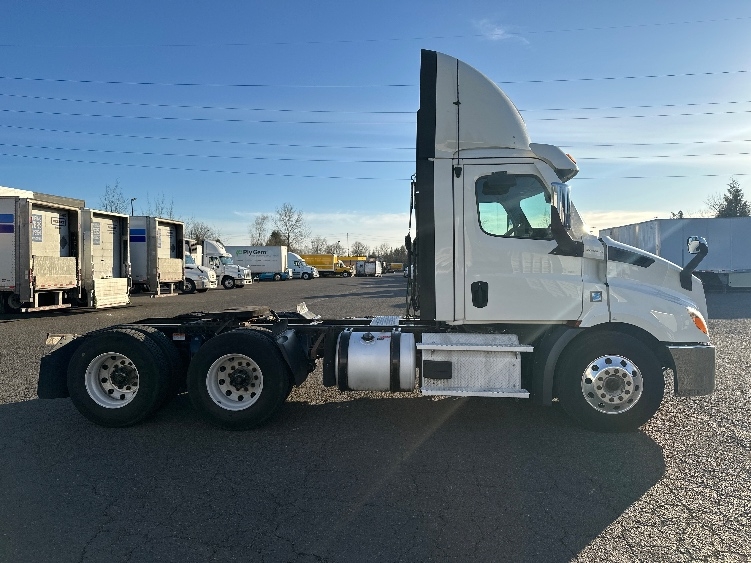 2021 Freightliner Cascadia in Wilsonville, OR — photo 8