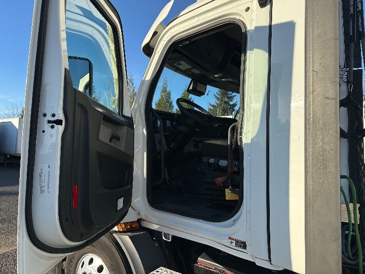 2021 Freightliner Cascadia in Wilsonville, OR — photo 9
