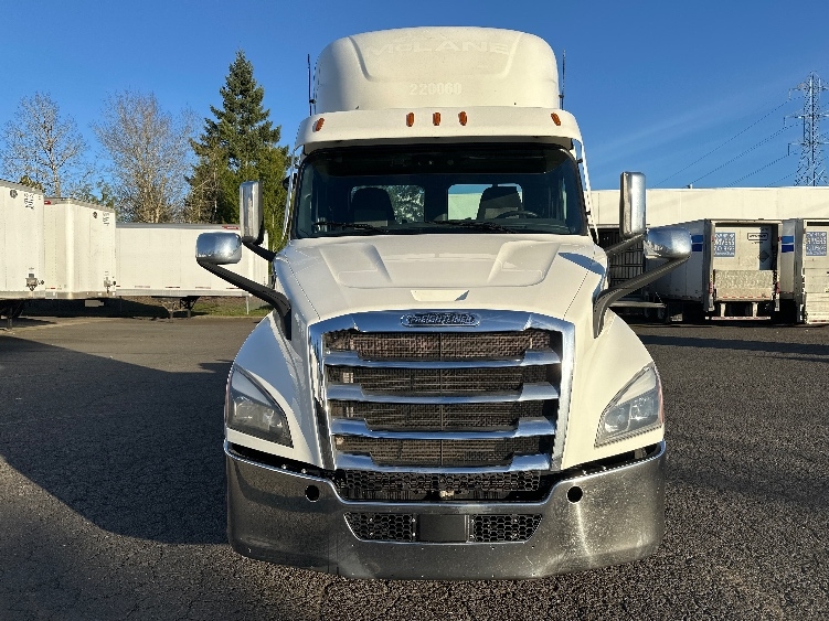 2021 Freightliner Cascadia in Wilsonville, OR — photo 2
