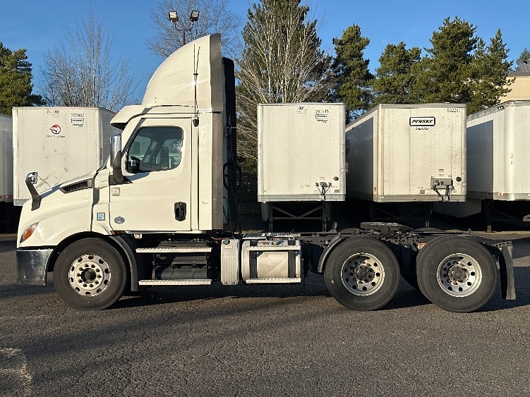 2021 Freightliner Cascadia in Wilsonville, OR — photo 4