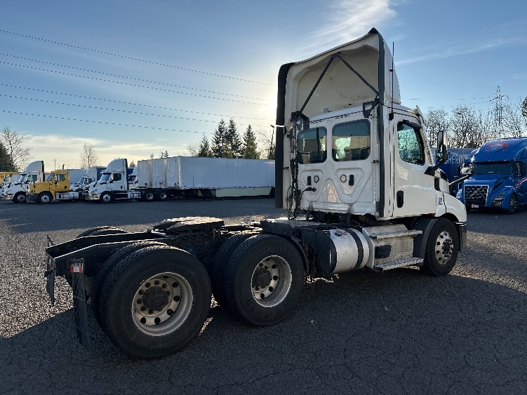 2021 Freightliner Cascadia in Wilsonville, OR — photo 7