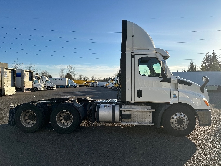 2021 Freightliner Cascadia in Wilsonville, OR — photo 8