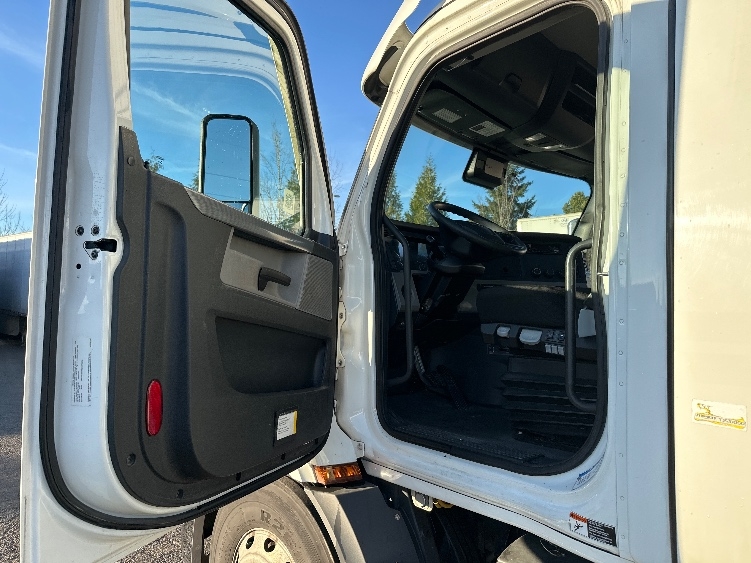 2021 Freightliner Cascadia in Wilsonville, OR — photo 9