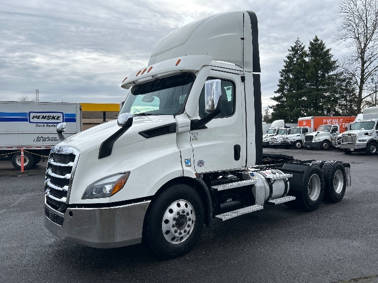 2021 Freightliner Cascadia in Clackamas, OR — photo 3