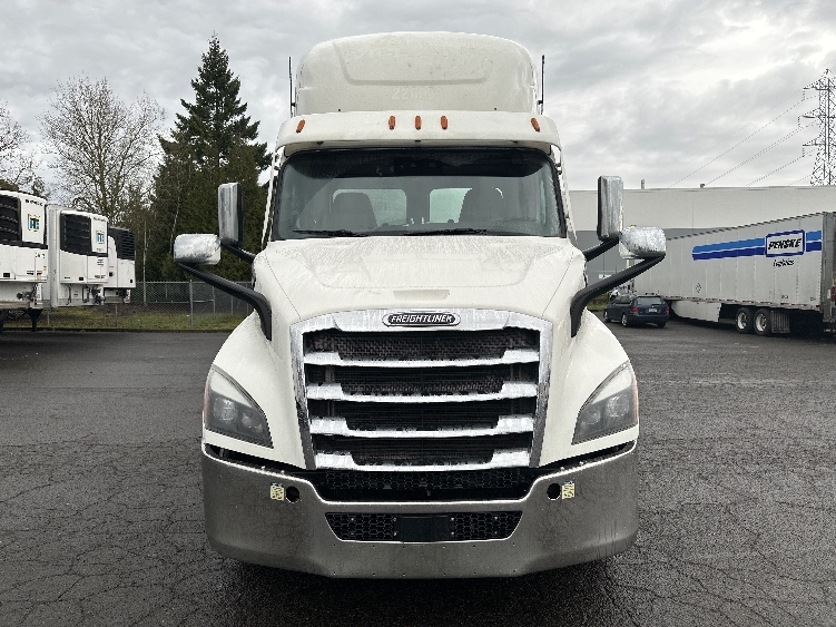 2021 Freightliner Cascadia in Clackamas, OR — photo 2