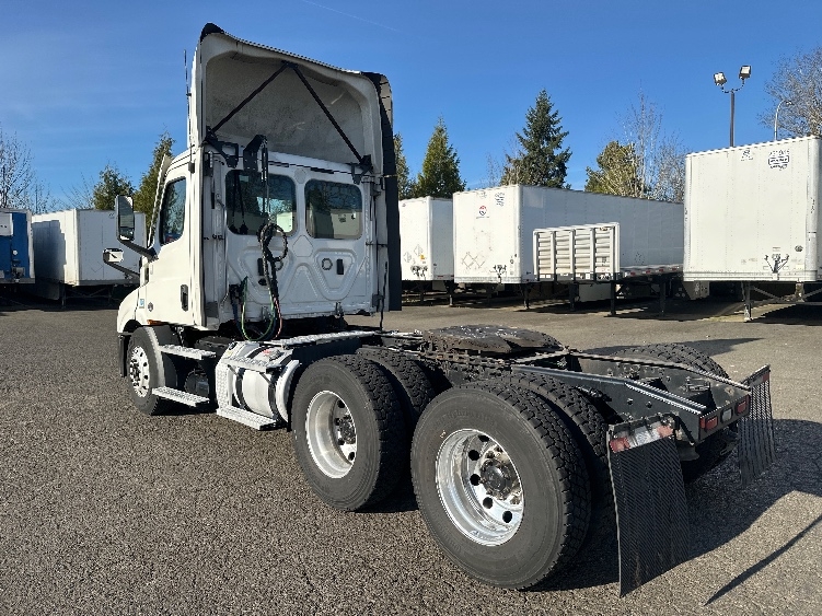2021 Freightliner Cascadia in Clackamas, OR — photo 5