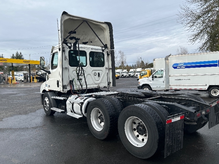 2021 Freightliner Cascadia in Clackamas, OR — photo 5