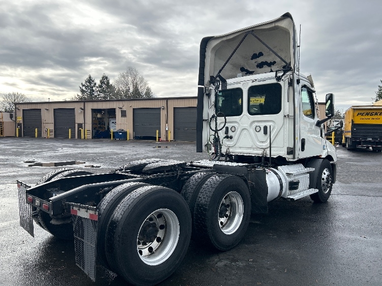 2021 Freightliner Cascadia in Clackamas, OR — photo 7