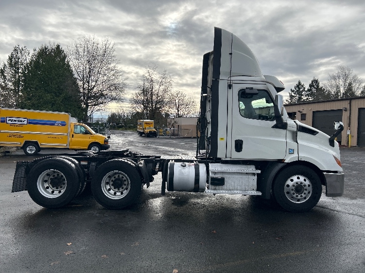 2021 Freightliner Cascadia in Clackamas, OR — photo 8