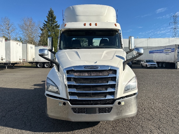 2021 Freightliner Cascadia in Clackamas, OR — photo 2